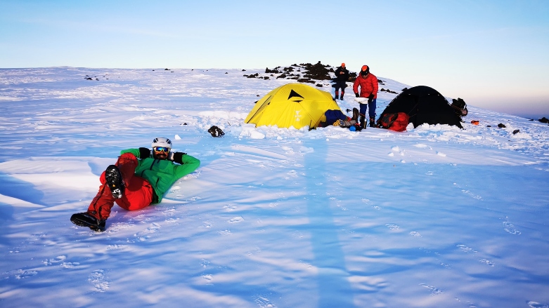 اربعة متسلقي جبال يقضون ليلة متجمدة فوق قمة هلكورد